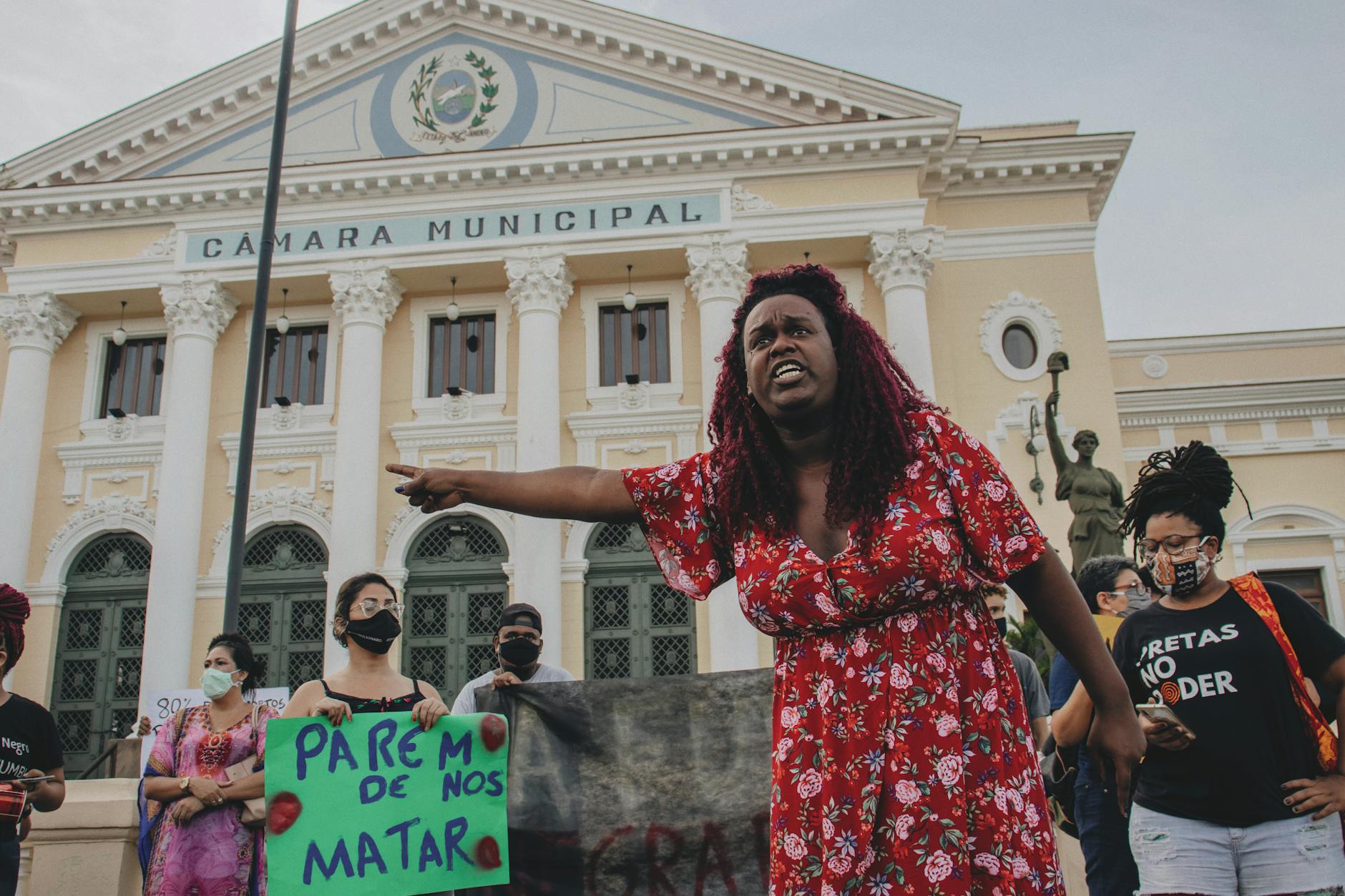 Protesters gather passionately outside the Câmara Municipal in Rio de Janeiro for social justice.