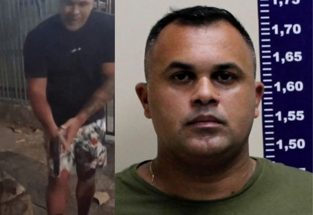 Homem algemado sendo escoltado por policiais em uma delegacia ou unidade policial.