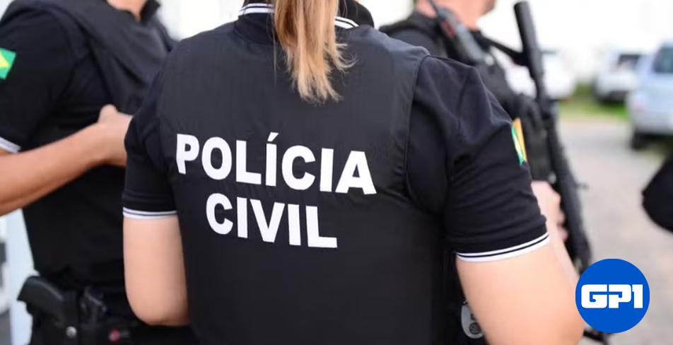 Agentes da Polícia Civil cumprem mandados de busca e apreensão em uma operação contra desvio de doações para hospitais.