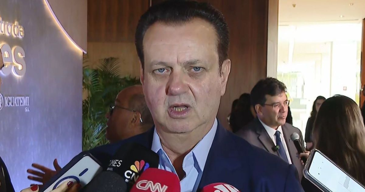 Gilberto Kassab, presidente nacional do PSD, gesticula enquanto fala ao microfone durante um evento político.