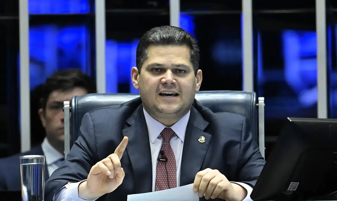 Representação simbólica do Congresso Nacional, com o Senado ao fundo, ilustrando o debate sobre prerrogativas parlamentares.