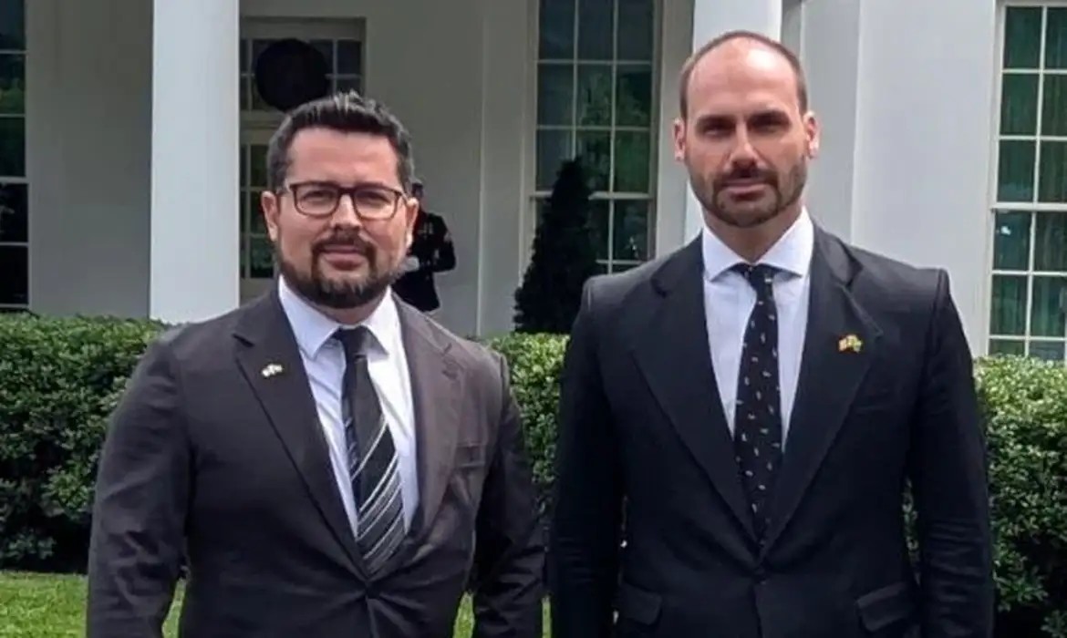 Balança da justiça e logotipo do Supremo Tribunal Federal, ilustrando a denúncia da PGR contra Eduardo Bolsonaro e Paulo Figueiredo.