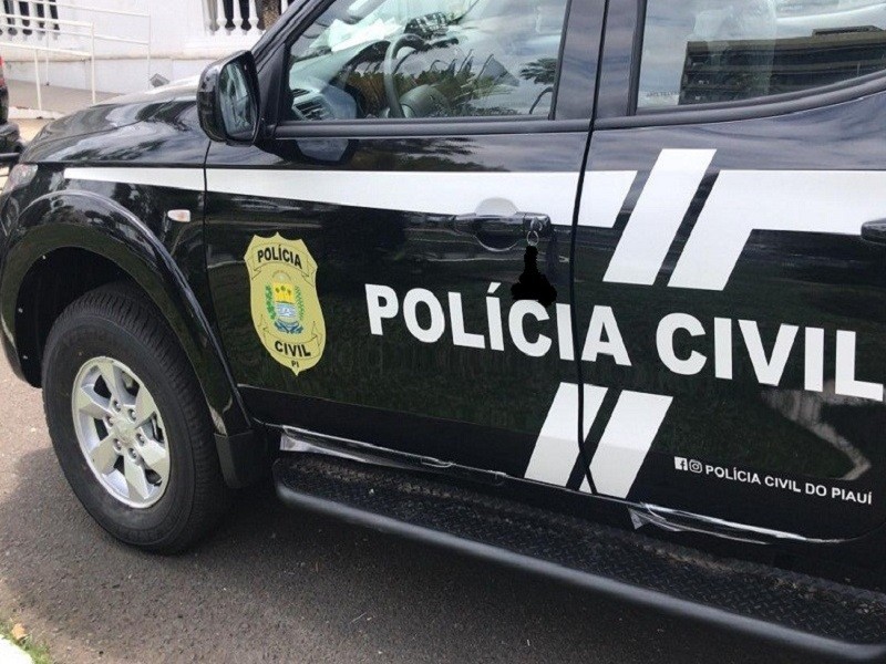 Representação de algemas e documentos policiais, simbolizando a prisão de um indivíduo por crimes de fraude.