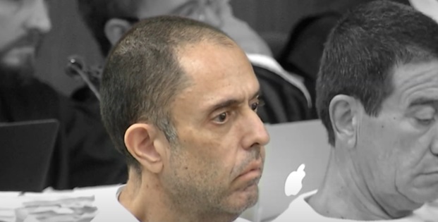 Símbolo da justiça com balança e martelo, representando o sistema judiciário e a busca por decisões legais